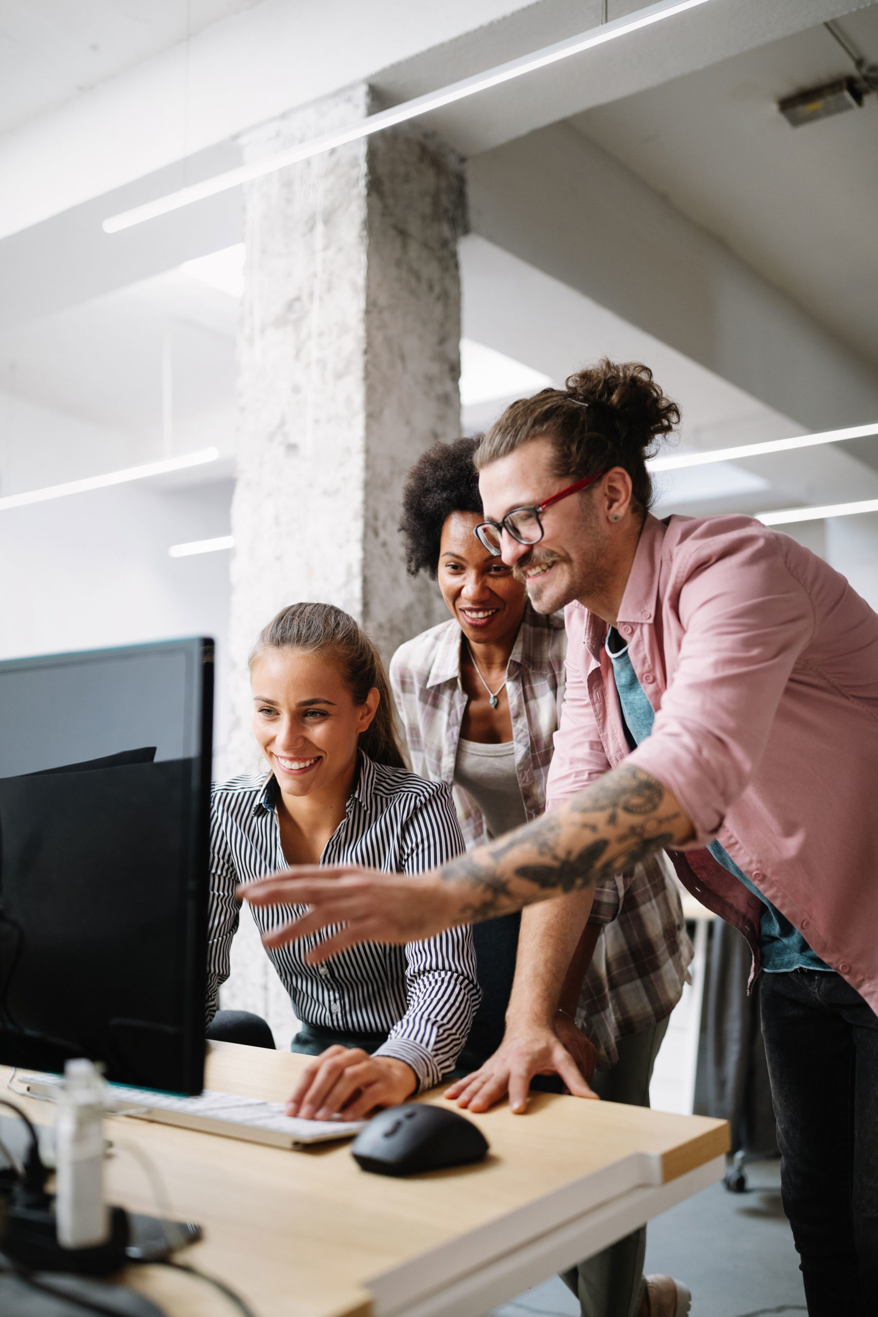 seo-professionals-looking-at-computer